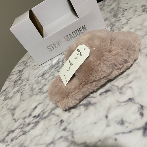 TAN faux fur slippers - Picture 2 of 3